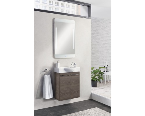 Modernes Badezimmer mit Waschtischunterschrank, Waschbecken und beleuchtetem Spiegel