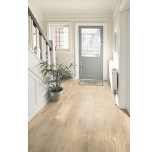 Flur mit Holzboden, Tür und Treppe