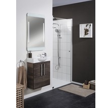 Badezimmer mit Waschtisch, Spiegel, Dusche und Dekoration