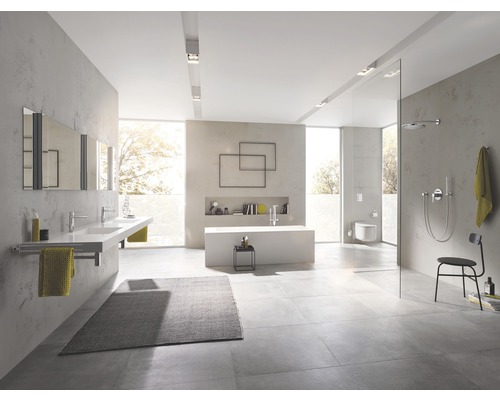 Helles Badezimmer mit Doppelwaschbecken, Badewanne, Duschbereich und grauem Teppich