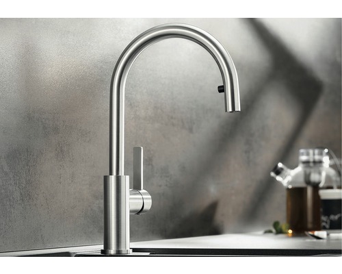 Küchenarmatur aus Metall mit hohem Auslauf