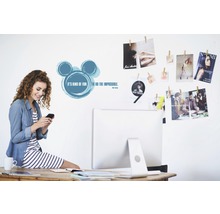 Dekoratives Büro mit Wandaufkleber mit dem Zitat ''It''s kind of fun to do the impossible'' von Walt Disney.