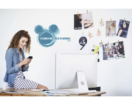 Dekoratives Büro mit Wandaufkleber mit dem Zitat ''It''s kind of fun to do the impossible'' von Walt Disney.