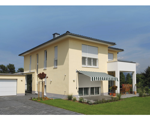 Haus mit Rollläden und Markise