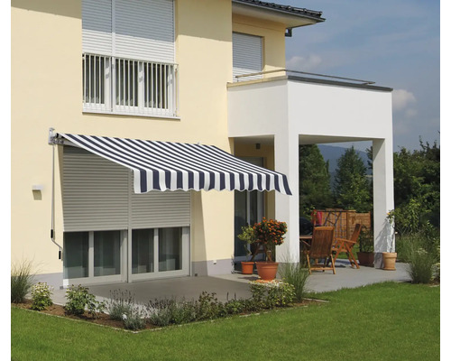 Hausfassade mit Markise und Rollladen