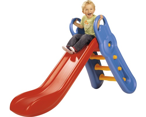 Kind rutscht auf Kinderrutsche aus Kunststoff