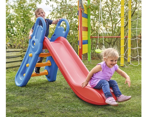 Kinder spielen auf einer Rutsche im Garten.