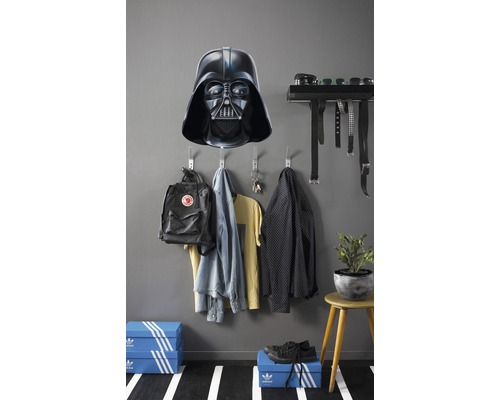 Wandgarderobe mit Darth Vader Maske, Kleidung und Schuhkartons