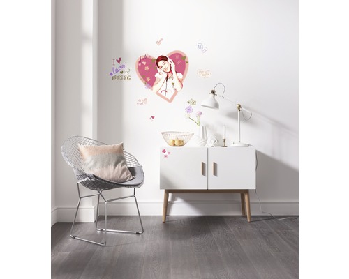 Wandgestaltung mit einem Wandtattoo im Wohnzimmer über einer Kommode