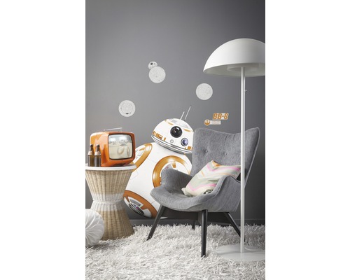 Dekoratives Wohnzimmer mit Sessel, Stehlampe, Beistelltisch, Fernseher und Star Wars Wandstickern.