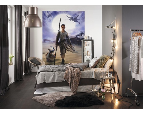 Schlafzimmer mit Star Wars Fototapete, Bett, Teppich, Lampe und Dekorationen