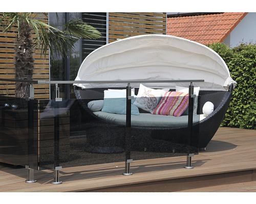 Szene mit Sichtschutzwand aus Glas und Strandkorb auf einer Holzterrasse