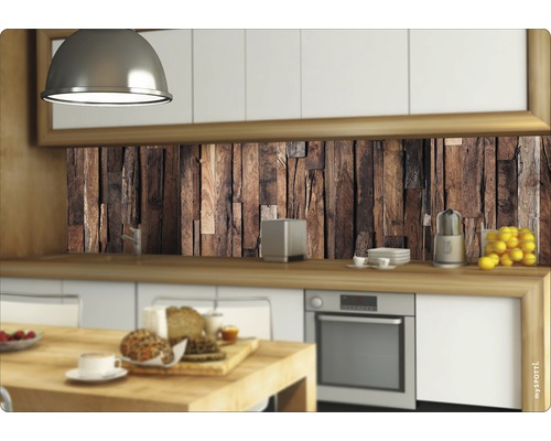 Küchenszene mit Holzwandpaneelen und Esstisch