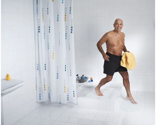 Helles Badezimmer mit Duschvorhang und Mann mit Handtuch