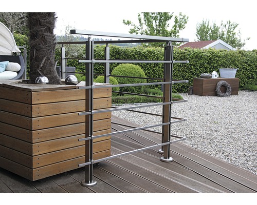 Terrasse mit Edelstahlgeländer und Holzkasten