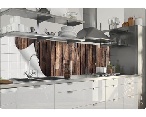 Küchenrückwand mit Holzoptik über einer Spüle in einer modernen Küche