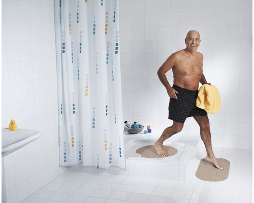 Helles Badezimmer mit Duschvorhang, Duschmatte und Mann mit Handtuch