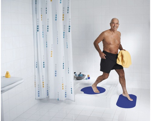 Helles Badezimmer mit Duschvorhang und Badewannenmatte für mehr Sicherheit