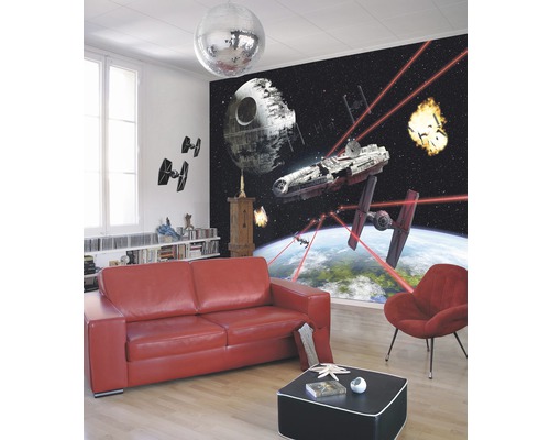 Wohnzimmer mit Star Wars Fototapete, rotem Sofa, Sessel und Couchtisch