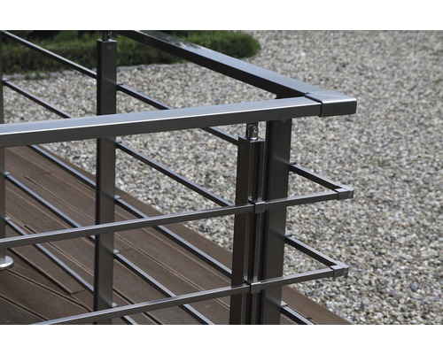 Detailansicht eines Edelstahlgeländers auf einer Terrasse