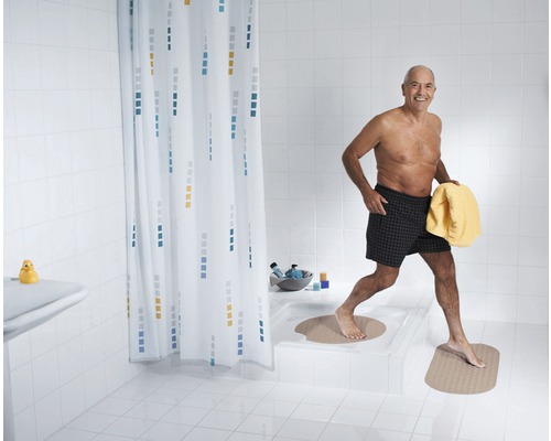 Badezimmer mit Duschvorhang, Badematten und einer Person, die aus der Dusche steigt