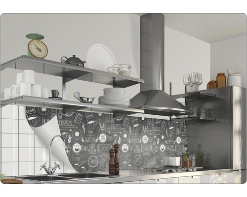 Küchenszene mit Regalen, Dunstabzugshaube und dekorativer Küchenrückwand