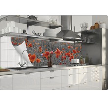 Küchenrückwand mit Mohnblumenmotiv hinter einer Spüle in einer modernen Küche.