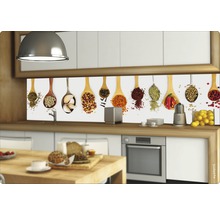 Küchenrückwand mit Gewürzmotiv in einer hellen Küche