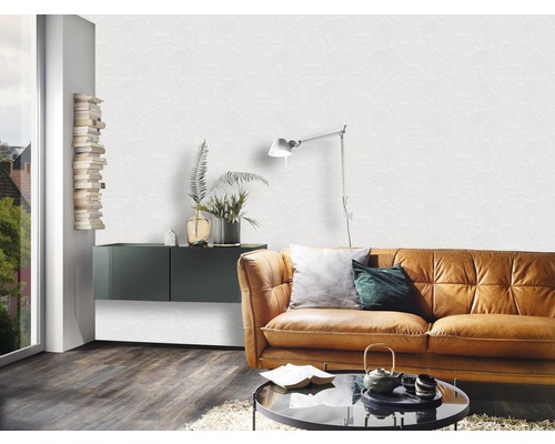 Wohnzimmer mit braunem Ledersofa, Couchtisch und strukturierter Tapete