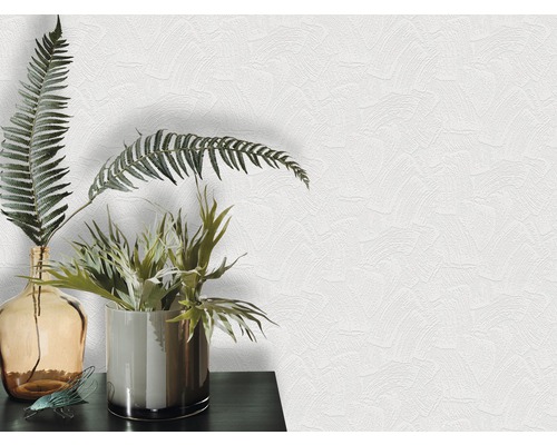 Nahaufnahme einer weißen Strukturtapete mit Pflanzenarrangement