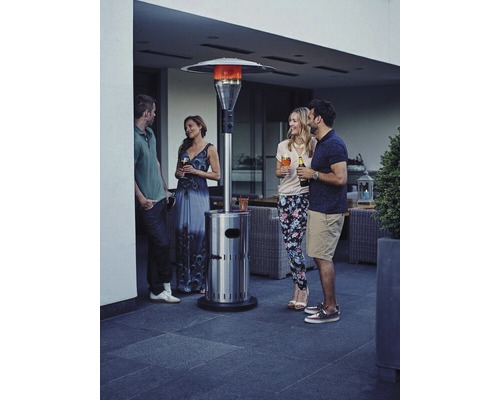 Gruppe von Personen, die sich um einen Terrassenheizer aus Edelstahl versammelt haben