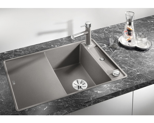 Spüle mit Abtropffläche, Armatur und Wasserkaraffe auf Arbeitsplatte