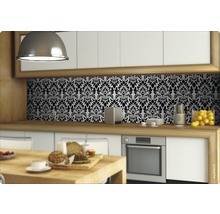 Küchenszene mit floral gemusterter Rückwand