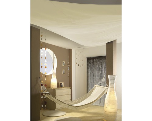 Innenraum mit Hängematte, Kommode, Stehleuchten und Dekorationen für ein entspanntes Ambiente.