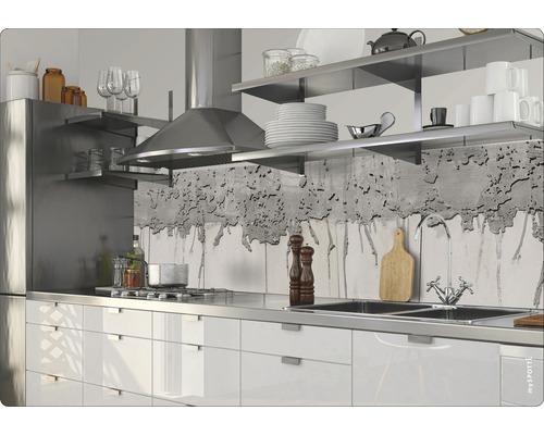 Küchenszene mit weißen Schränken, Edelstahlspüle, Herd und Dunstabzugshaube.