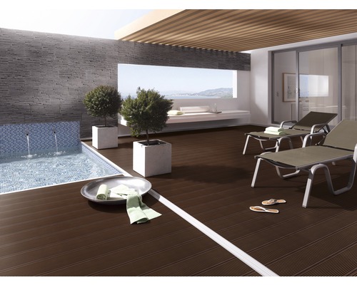 Terrasse mit Holzterrasse, Pool, Liegestühlen und Pflanzen