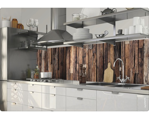 Küchenszene mit Spüle, Kochfeld und hölzerner Rückwand