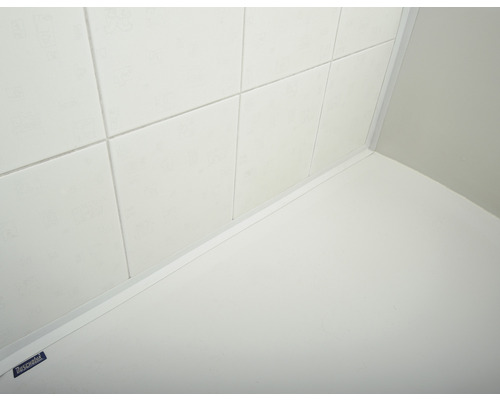 Detailaufnahme einer Ecke mit Fliesen und Dichtungsband im Badezimmer