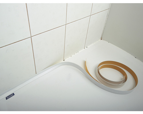 Badezimmerabdichtung mit selbstklebendem Dichtungsband auf Badewanne