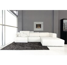 Modernes Wohnzimmer mit weißer Couch, Kamin und Teppich