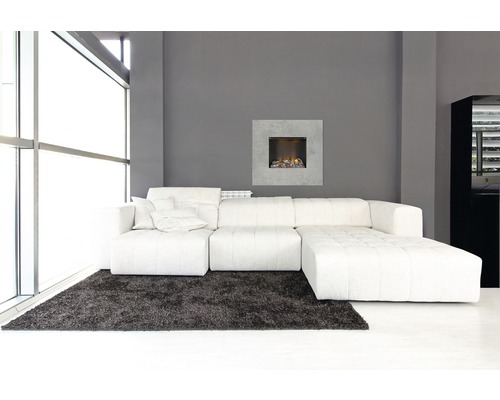 Modernes Wohnzimmer mit weißer Couch, Kamin und Teppich