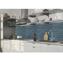 Küchenszene mit Arbeitsplatte, Spüle, Armatur, Kochfeld und Küchenrückwand im Denim-Design.