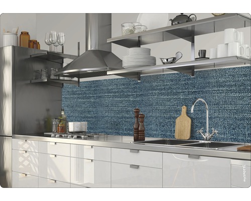Küchenszene mit Arbeitsplatte, Spüle, Armatur, Kochfeld und Küchenrückwand im Denim-Design.