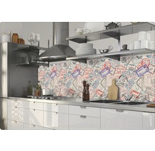 Küche mit Spritzschutzwand mit Briefmarkenmuster, Spüle und Kochfeld.