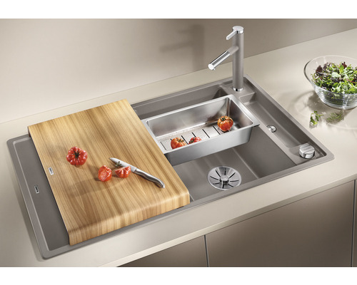 Küchenspüle mit Schneidebrett, Abtropfschale, Armatur und Gemüse