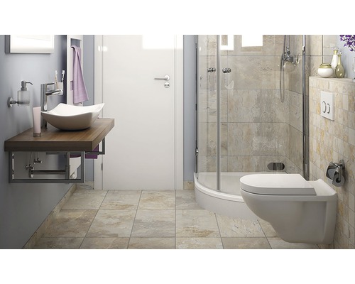 Helles Badezimmer mit Waschtisch, Spiegel, Dusche und Toilette.