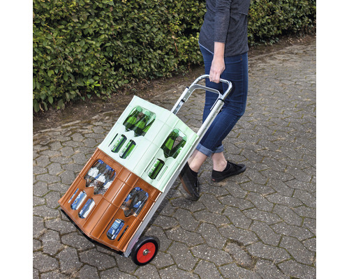 Person zieht einen Getränkekastenwagen mit vollen Getränkekästen