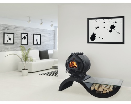 Wohnzimmer mit Kaminofen auf geschwungenem Holzregal mit Glasplatte und Brennholz