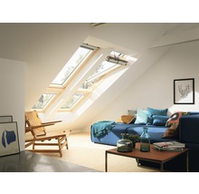 Helles Wohnzimmer mit Dachfenstern, Sofa und Holzmöbeln