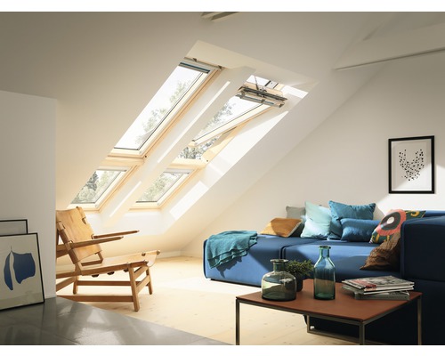 Helles Wohnzimmer mit Dachfenstern, Sofa und Holzmöbeln